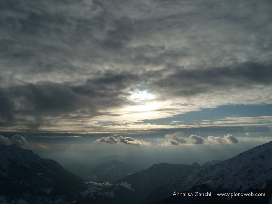 14 Le nuvole si radunano mentre il sole cala.JPG